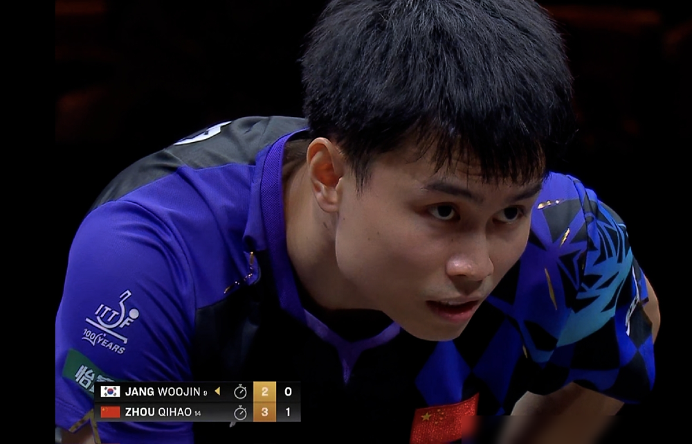 王曼昱7次打佐藤瞳，赢了6次，偏偏最近一次被打了个0比3。10月11日这场决赛，她主动把自己摆在下风球的位置。半决赛刚4比1碾过张本美和，中午还捎带手拿了个女双冠军。但对面这个削球手，上一轮把陈幸同磨到没脾气，成为大满贯史上第一个杀进女单决赛的削球手。王曼昱上次输得不冤，首局8比4领先被翻，第三局1