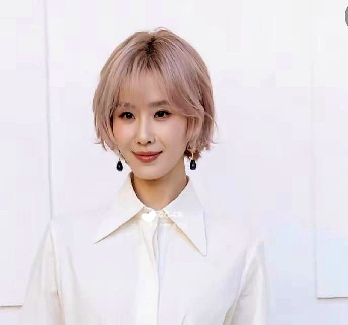 面对层出不穷的婚变传闻，吴奇隆一次都没拿夫妻矛盾炒作过流量。

结婚多年几乎零绯闻。他始终坚守统一立场，哪怕直接损失商业活动也从未动摇。这种刻在心底的家国大义和待人处事的踏实专一，根本装不出来。

看刘诗诗如今安稳从容的状态就懂了。这给所有女生提了个醒：自身优秀固然重要，但伴侣的人品、格局与底线，才