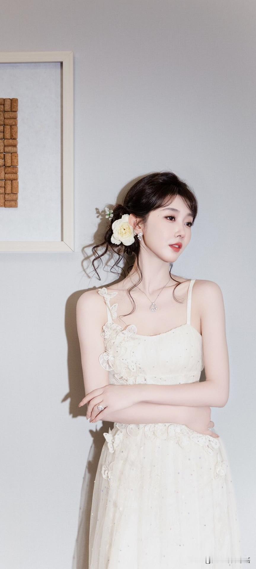 时尚美女，喜欢吗？ . ..