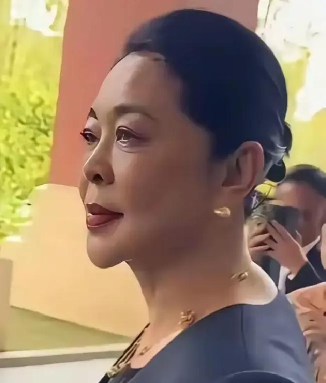 60多岁的倪萍又被推上风口浪尖，不少人盯着镜头截屏，非说她的下巴是动了刀子。
其实哪有那么多科技与狠活。
她在直播里直接把话挑明，说自己前前后后甩掉了整整40斤肉。人上了岁数突然暴瘦，胶原蛋白挂不住，皮肉凹陷下去，骨相自然就露出来了，怎么可能还跟年轻时一样饱满？
“哪儿都没整，我就是变老了。”