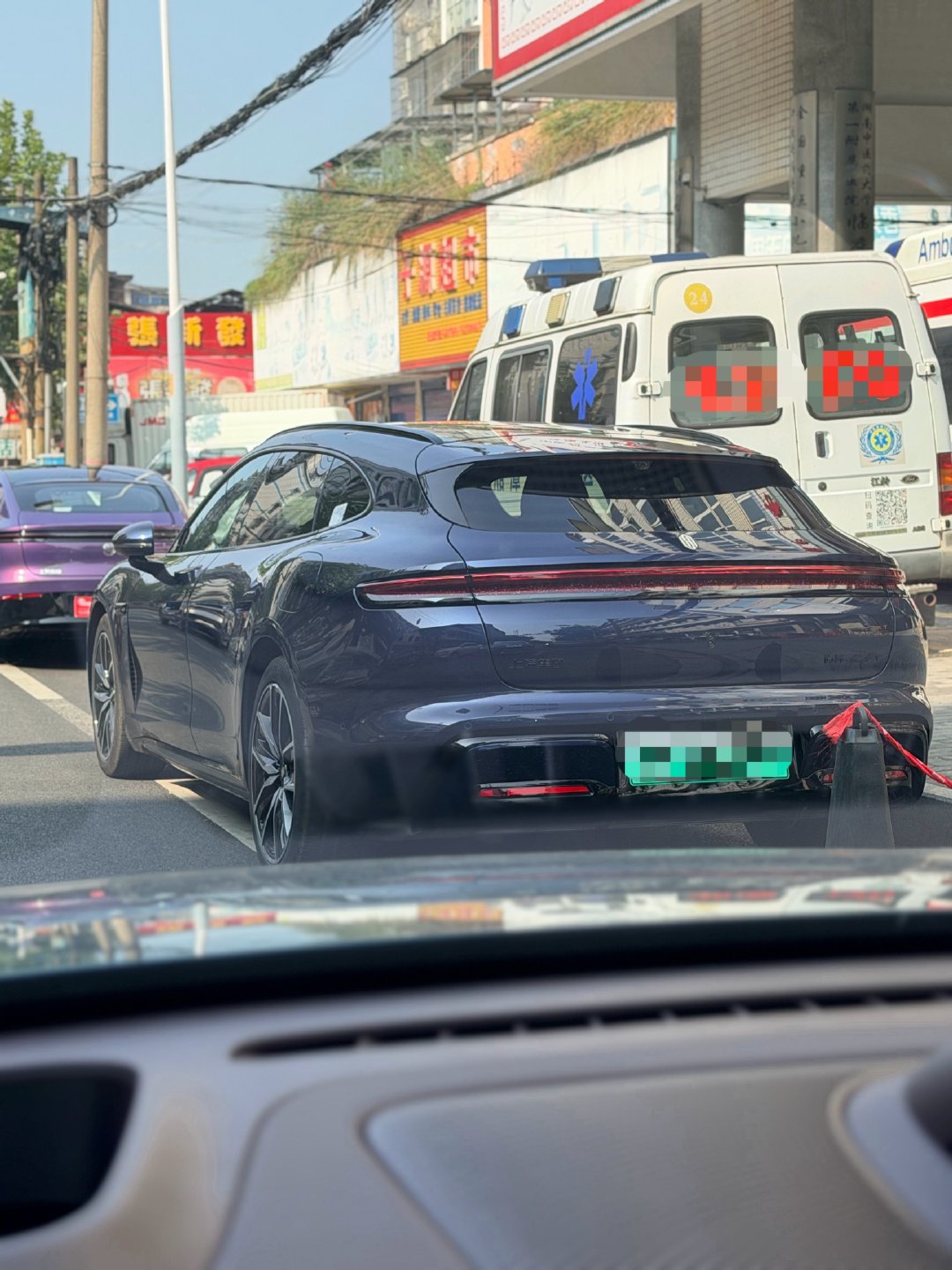 没想到回老家还能偶遇 #尚界Z7T# 车友～

这个颜色见得少点，晚山新绿比较常见。 ​