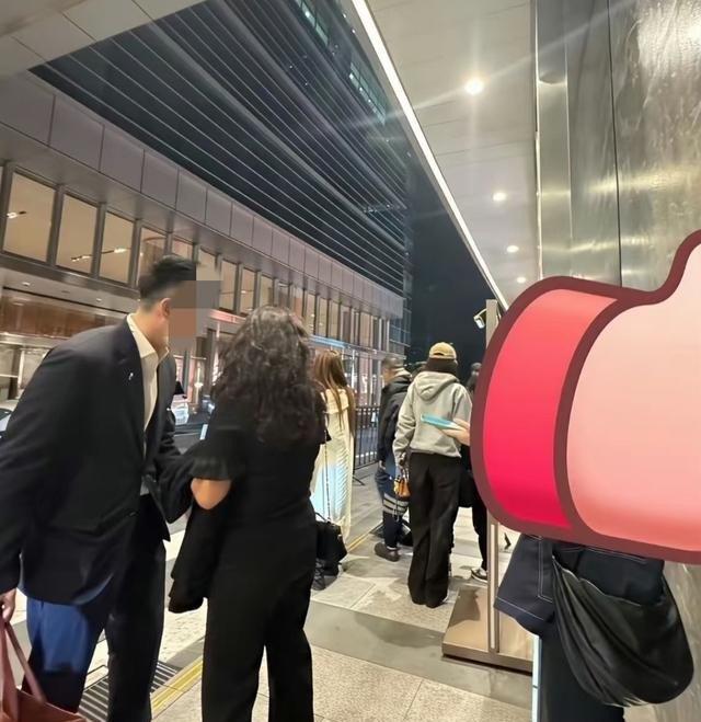 杨颖带8岁的小海绵外出吃饭，儿子身高都快追上她了。网友:这大长腿到底随了谁 ​
