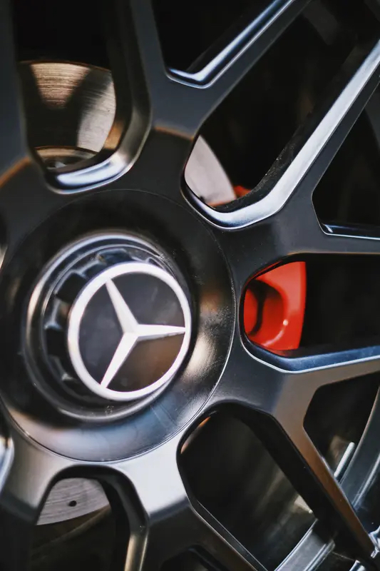 奔驰突然大范围调价，这事儿挺有看头。2月1日起，奔驰下调部分车型建议零...