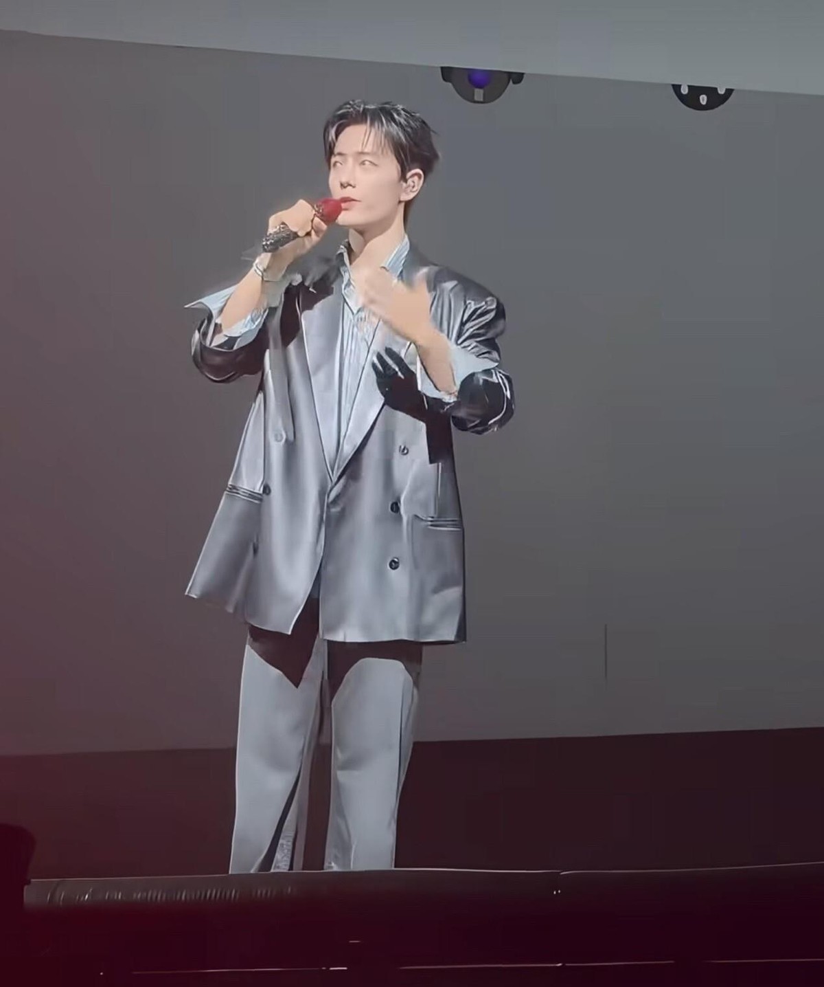 肖战在南京演唱会致谢环节把粉丝嘴边那声“倒闭”硬掰成了“谢谢”。当时他刚提到大麦，台下几千人嘴都张开了，“倒”字还没出口，他手一压，抢先说了句“他们真的承受了很大的压力”，粉丝愣了一秒，顺着他的节奏齐刷刷喊了“谢谢”，他还朝台下比了个赞。这事有意思的地方在于，别的歌手到这个环节基本是尴尬站着听粉丝喊