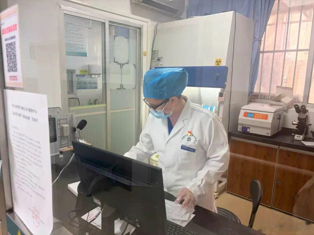 【国庆我在岗 | 青秀区医护人员坚守“医”线，守护群众生命健康安全[微风]】 #青秀微资讯##假期结束后怎么调回好状态#
金秋迎华诞，在岗护安康。国庆假期，青秀区各基层医疗机构医护人员坚守岗位，全力守护辖区群众生命健康安全，用责任与担当筑牢节日健康防线。
长虹社区卫生服务中心提前统筹部署假期 ​