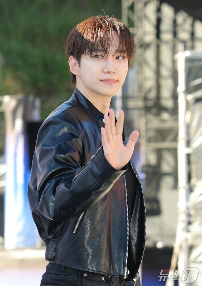 #李俊昊[超话]# 果然超过昨天李俊昊的是今天的李俊昊#李俊昊[超话]##保时捷Vibe首尔# ​
