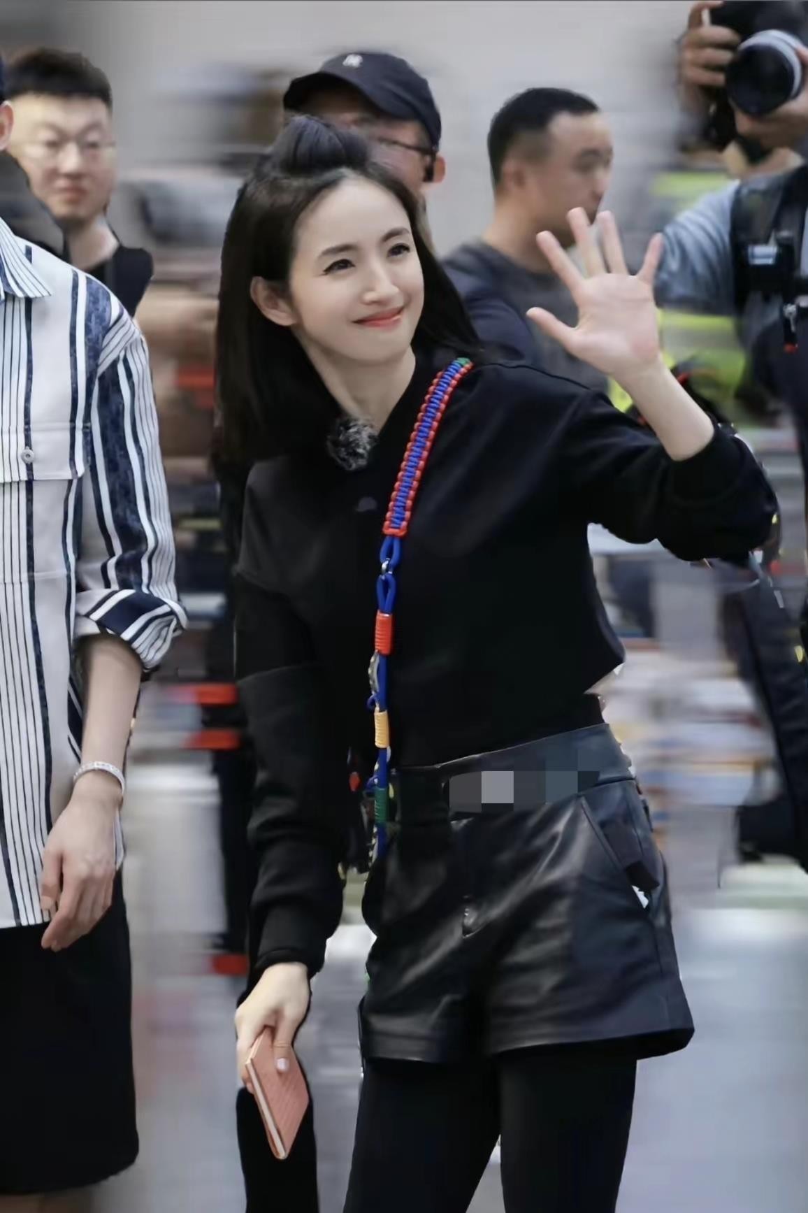 林依晨结婚12年跨国分居，老公两个月才回一次家，她一个人带两个孩子还要拍戏。很多人说她嫁得好，可她早就澄清过，自己进的是“好门”不是豪门，公婆疼她像亲女儿，早餐是婆婆做，她睡到自然醒。说实话，这种日子换个人可能早就怨气冲天了，但她没有。她把婚姻形容成合伙经营，两个人得有共同目标才能走下去。她清楚自己
