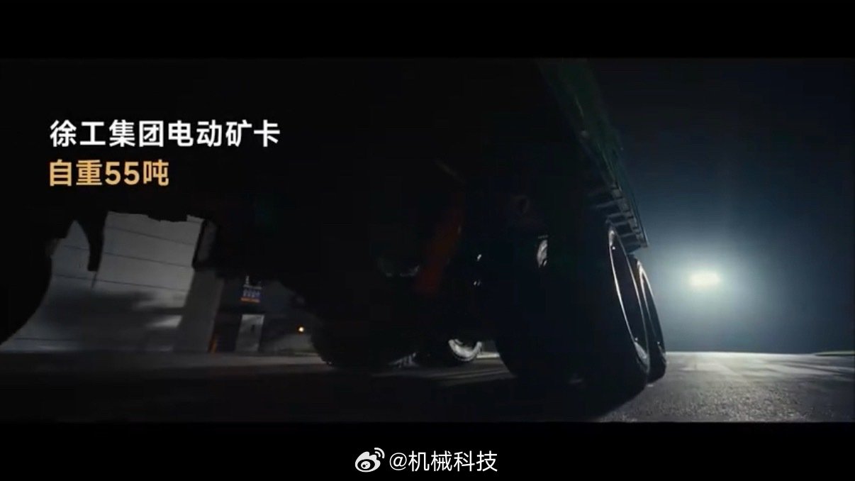 看雷军转发了小米澎程的微博，好奇什么挑战？
小米澎程和徐工矿卡一起，不知道要玩什么，感觉要来点硬料才行[偷笑][偷笑][偷笑]不光是汽车趋向电动化，工程机械也趋向电动化，半挂、矿卡、叉车这些都上纯电，都在拥抱新能源[并不简单]#大v聊车##汽车资讯# ​