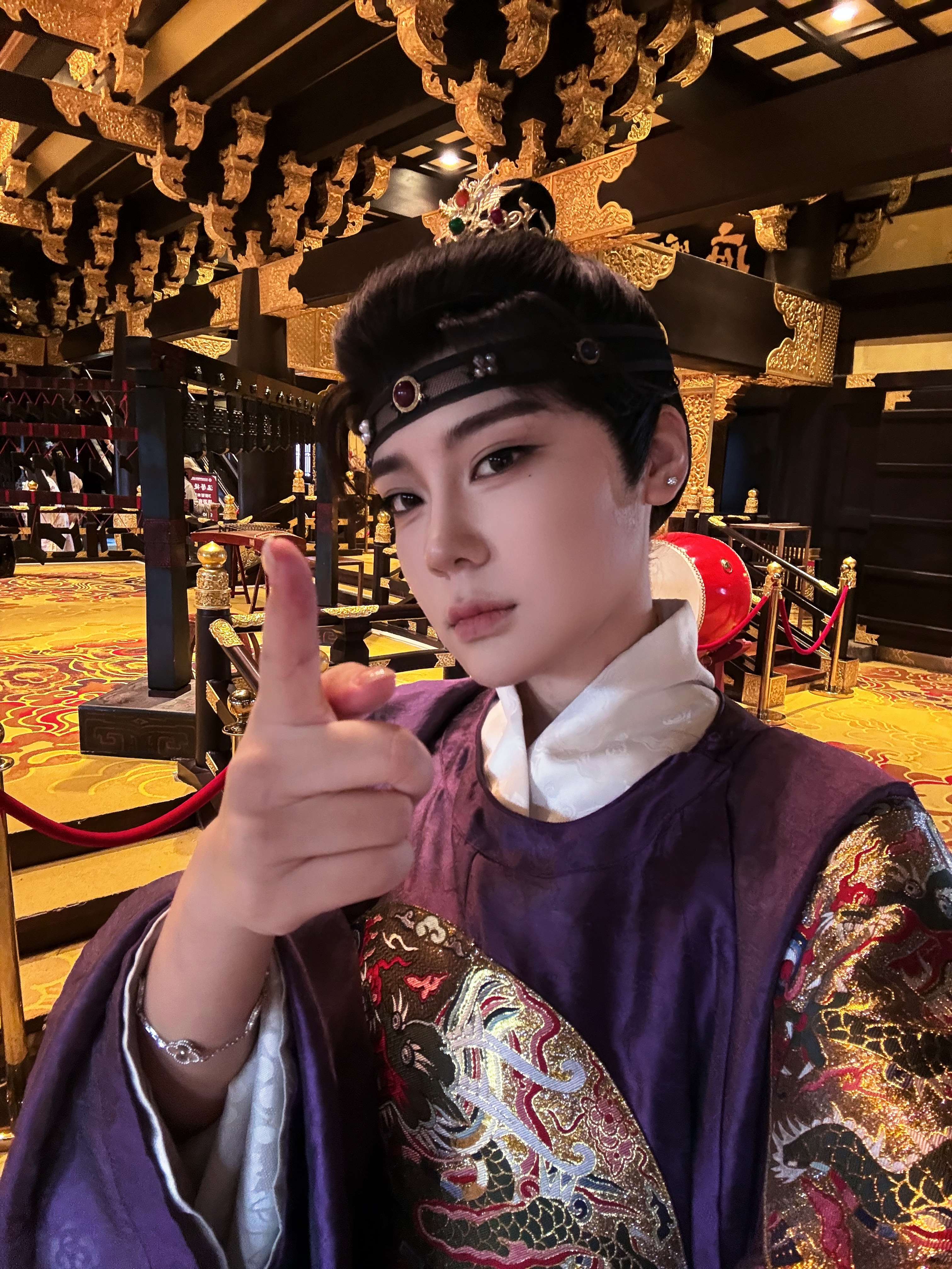 你穿上这龙袍也不像太子啊 ​​​