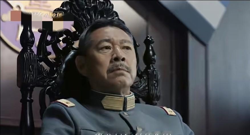 张丰毅演爹、徐帆演娘，丞磊这次在《玉簟秋》里的少爷排面算是彻底拉满了，结果镜头一切到女主，观众的火气瞬间就上来了。
倒不是大家对徐若晗挑剔，实在是她那个半永久式的“微张嘴”演法，放在这部质感沉稳的年代剧里太扎眼了。
按理说，丞磊这次的民国军阀和西装扮相撑得起门面，徐帆时隔多年再回年代剧，连眼角扫