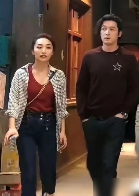 顶流男星的尽头，全是被女助理截胡。
上海街头，胡歌载着经纪人老婆黄曦宁和3岁女儿骑单车。曾经的万人迷，如今给相伴8年的身边人踏实当起了车夫。
细查娱乐圈，配方惊人一致。萧敬腾被大14岁的林有慧死死拿捏，相伴16年砸重金办婚宴；古巨基娶了跟在身后20年的陈韵晴；大张伟早把名分和财权交给了刘迎。