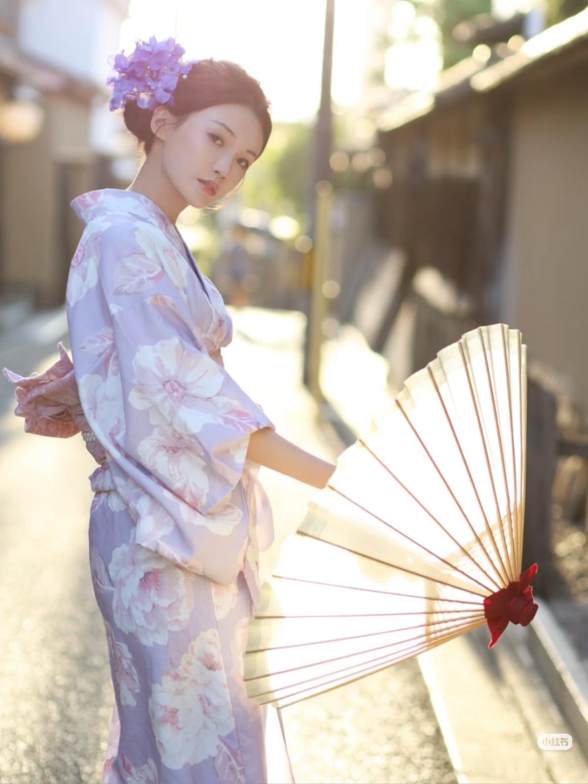 京都📷｜下午五点的光影真的太美了 温柔小姐姐身穿紫色浴衣👘 漫步在...