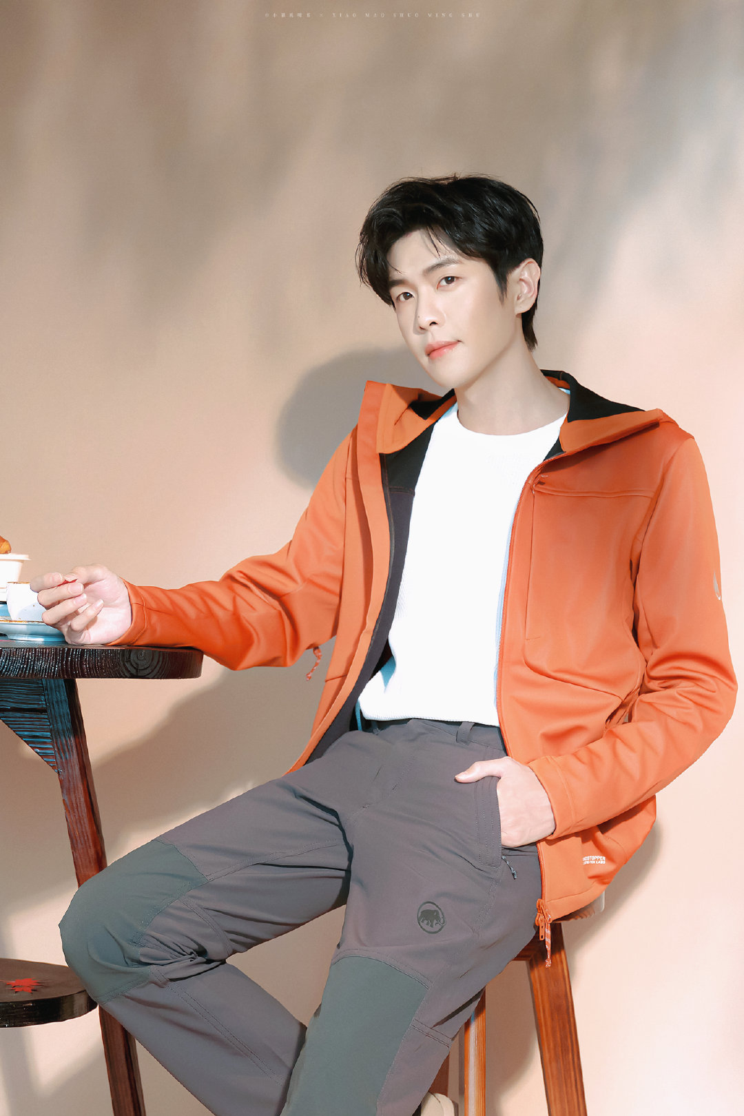 –

#张若昀#  /
秋天来了，要来一杯橘子汽水吗🍊🥤 ​