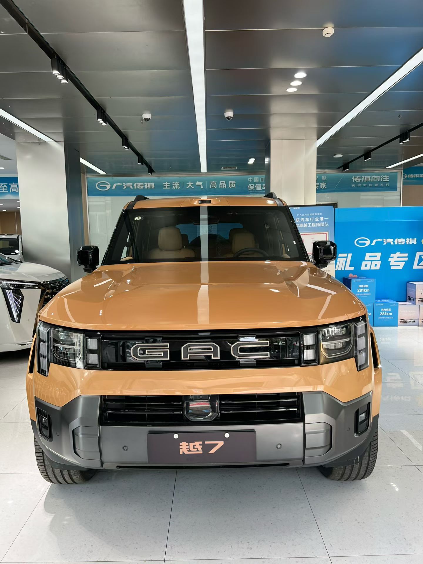 今天跟爱人一起去4S店试驾传祺越7。目前两台小车，打算置换一台大一点的SUV，平时通勤，节假日约朋友周边跑一跑，偶尔进山走走非铺装路。
试驾高配车型，试驾时间一小时四十分钟，城市道路加一段乡村碎石路。
先说乘坐感受，座椅偏软，包裹适中，不会紧绷。后排空间宽敞，朋友坐后排长途出行不会拘束。底盘升高之后