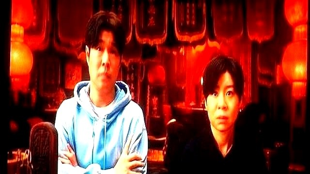 剧组通告单，全按着演员接孩子放学的时间排。

这就是小沈阳新片的日常。不玩虚的，把日子掰碎了揉进戏里，镜头全按柴米油盐的鸡飞狗跳来拍，台词句句往人肺管子上戳。三十个喜剧人扎堆飙戏，小沈阳这回掀了底牌。

剧本死磕了整整十七遍。

沈春阳坐在监视器后头，盯着每一个镜头抠细节。

第一天票房四千八百万，