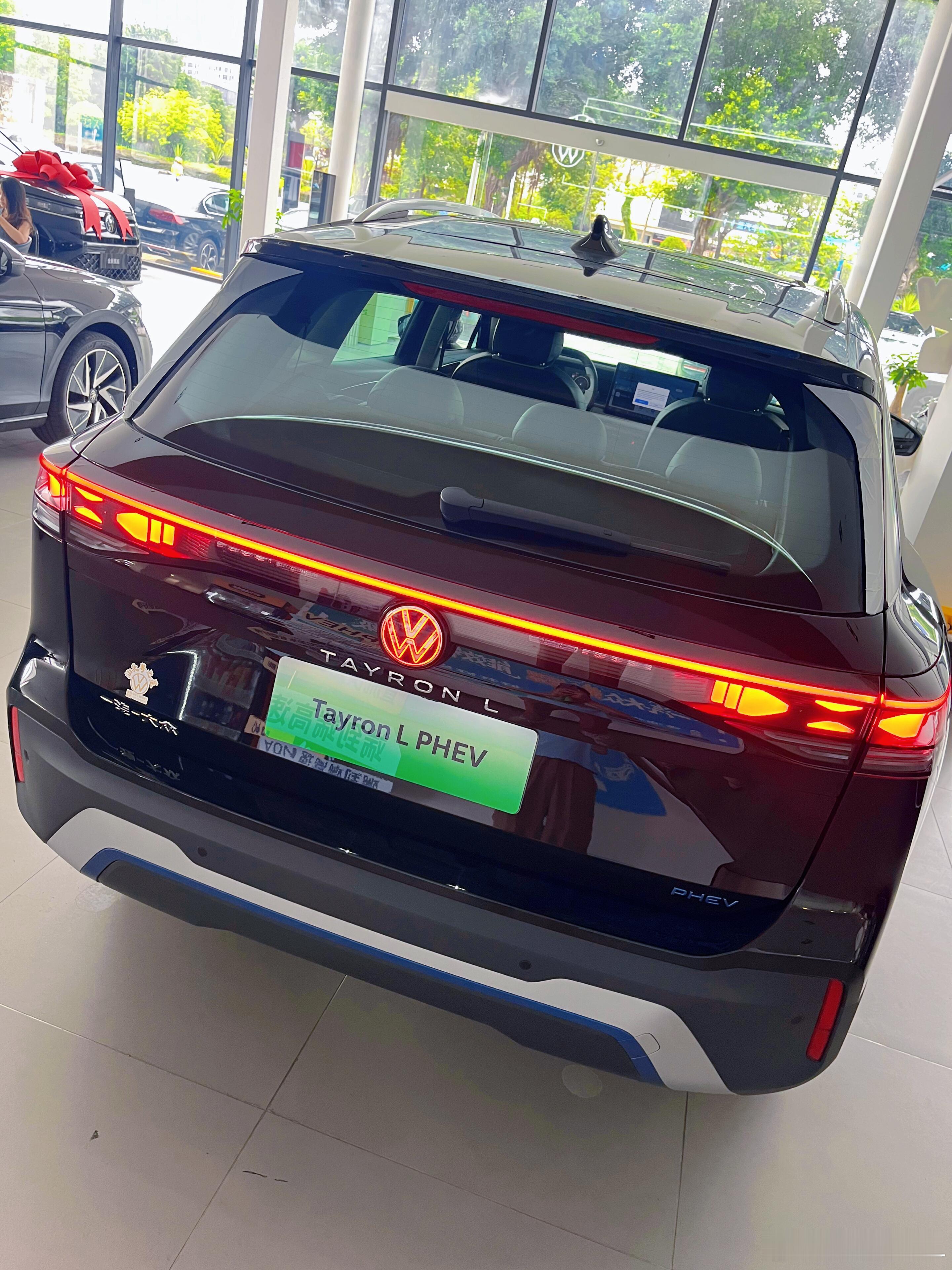 #黄金超混满电出发##一汽大众黄金超混重磅上市#  一汽‑大众探岳L PHEV，搭载黄金2.0超混系统，是兼顾通勤省钱与长途出行的合资插混SUV。1.5T混动专用发动机搭配P1+P3双电机架构，传动效率高达97%，动力输出平顺，没有顿挫感，系统综合功率240kW，零百加速7.5秒，日常超车轻快有力 。
 
续航表现十分亮 ​