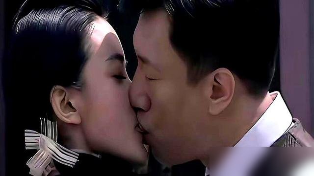 导演喊咔的一瞬间，周柯宇直接冲到走廊贴墙站着，耳根子通红。拍吻戏把男演员亲到需要平复呼吸，这在内娱不多见。
《小城春色》那场婚礼戏，路透比正片还刺激。前一秒俩人还在打闹，下一秒嘴就贴上了。最狠的是剧本里根本没有的那些小动作，亲完鼻尖蹭额头，嘴角压不住地上扬，全是即兴的。
反观《花开锦绣》片场，新