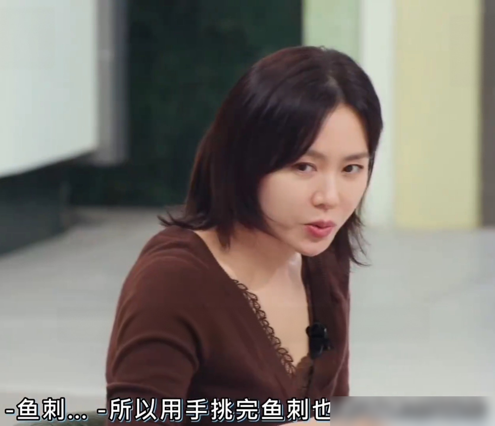 玄彬被孙艺珍当众揭了底。节目里她打开冰箱，把老公珍藏的高价蜂蜜全拿出来分了，眼睛都不眨。
家里做饭的是她，清淡口是给老公孩子定的，她自己偷偷吃甜的。吃不完的剩饭，全归玄彬。她还补一刀，说在家给什么就得吃什么。
最绝的是上节目前，她特意把冰箱收拾得漂漂亮亮，做了小菜。玄彬回来一看，直接吐槽：平常冰