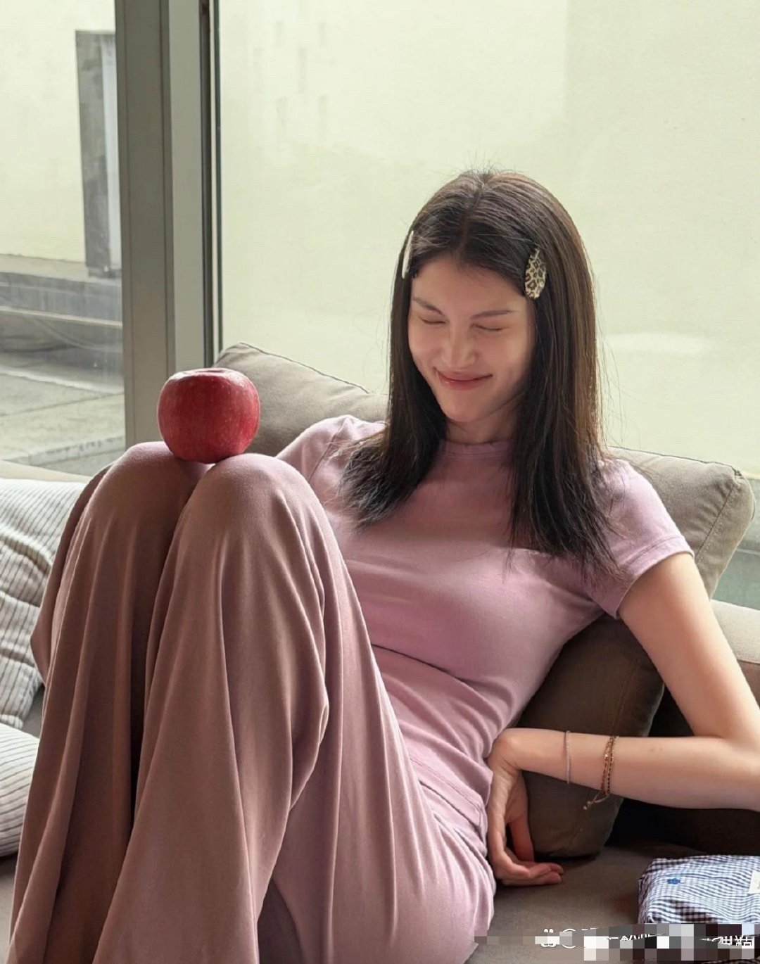 何穗生娃后穿搭“好松弛”！2套穿搭把瑜伽服9分裤穿的高级感满满 ​