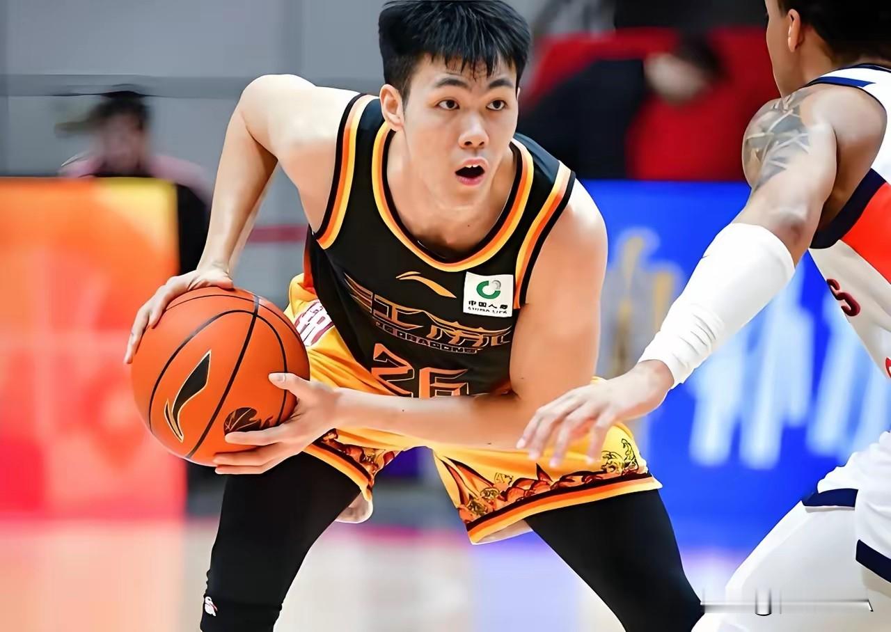 庞峥麟进入最佳一阵，为何引发争议。个人认为原因有三点。  1、初入联盟...