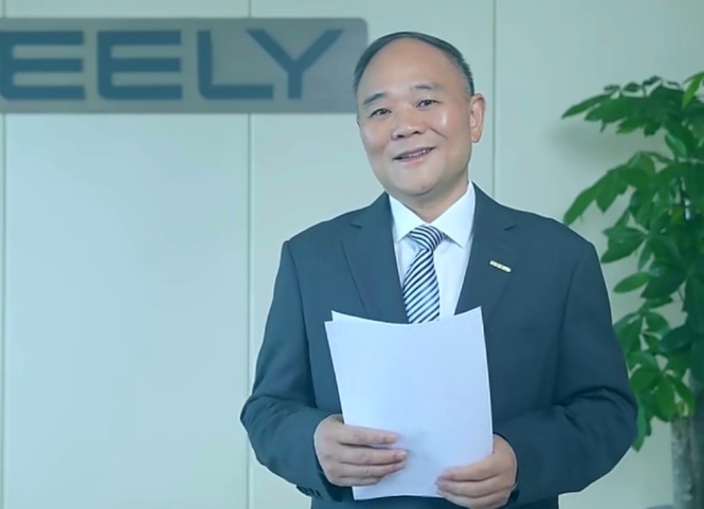 李书福为啥不让儿子接吉利汽车？63岁这步棋，给所有民企老板上了一课

8月17日晚，港交所一纸公告震动车圈：63岁的李书福，辞任吉利汽车董事会主席，接棒的不是儿子李星星，而是在吉利干了整整30年的安聪慧。

我第一眼看到也愣了：自家千亿车企，凭啥给&34;外人&34;？

直到翻完吉利30年的老底，才看懂这步棋
