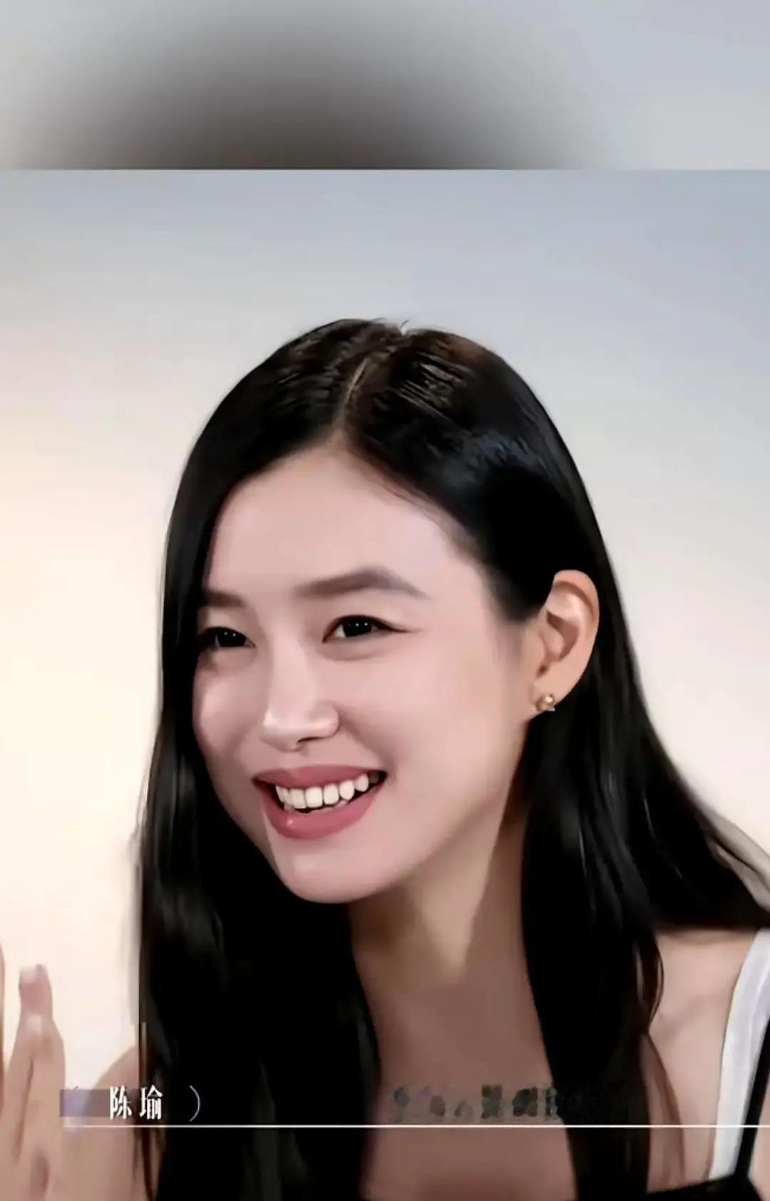 林依轮的儿子林子濠求婚时，竟然做好了被拒绝六次的准备。


说实话，大家都觉得星二代谈恋爱求婚肯定底气十足，拿捏得死死的。谁知道这小子私底下跟妈妈和女朋友复盘时，第就让人大跌眼镜：他压根没觉得自己能一次成功。


按这小子的说法，被拒一次根本不算啥，他早就盘算好了打持久战。

第一次不答应？那就来第