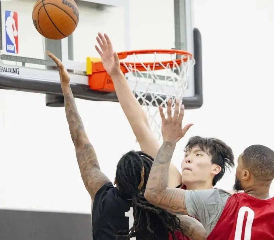 杨瀚森NBA常规赛打了43场，场均2.2分，投篮命中率31%。同一个赛季在发展联盟，他场均17.1分9.2篮板，命中率62.4%。同一个赛季，同一个人。
2025年6月26日，杨瀚森20岁生日当天，首轮第16顺位被开拓者选中。新华社发了消息。一年后，2026年9月29日，开拓者媒体日。跟队记者在社交