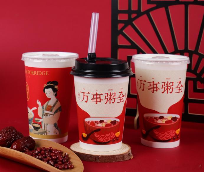 餐饮包装采购怎么选源头工厂？3条核心判断标准。
第一，看产能。湖南浏阳盛世湘容，2万㎡厂房，日产500万只，淋膜、分切、印刷、成型、纸箱全产业链覆盖，服务30000+企业客户。日产500万只的产能余量，旺季补单、临时加单不卡线。
第二，看合规。外卖餐盒、纸碗、纸杯直接接触食品，采购应索取权威质检 ​