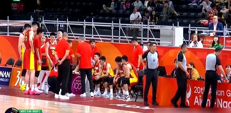 李悦洲，正负值+33！一个19岁的替补，把所有主力都比下去了。

全场6投6中，三分球2中2，罚球也全进，上场22分钟，愣是没投丢一个球。对手贴脸防，他就一步过掉；对手放他投，他抬手就是一记空心。这哪是打比赛，简直是在训练场投篮。

之前还担心他太年轻，大赛经验不足会手软。结果两场球下来，13次出手