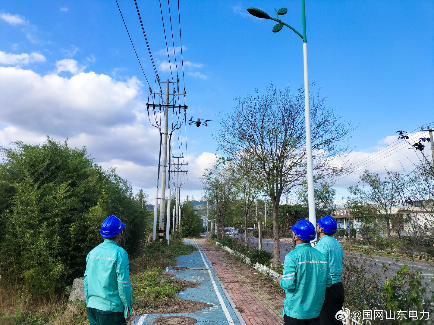 【开展无人机巡视 筑牢供电安全线】10月23日，岚山供电中心开展辖区线路无人机巡视，采用无人机高空巡查加地面运维人员复核立体模式，近距离拍摄开关接头、线夹、金具锈蚀等高空设备细节，及时发现设备隐患，保障辖区居民生产生活可靠用电。 ​