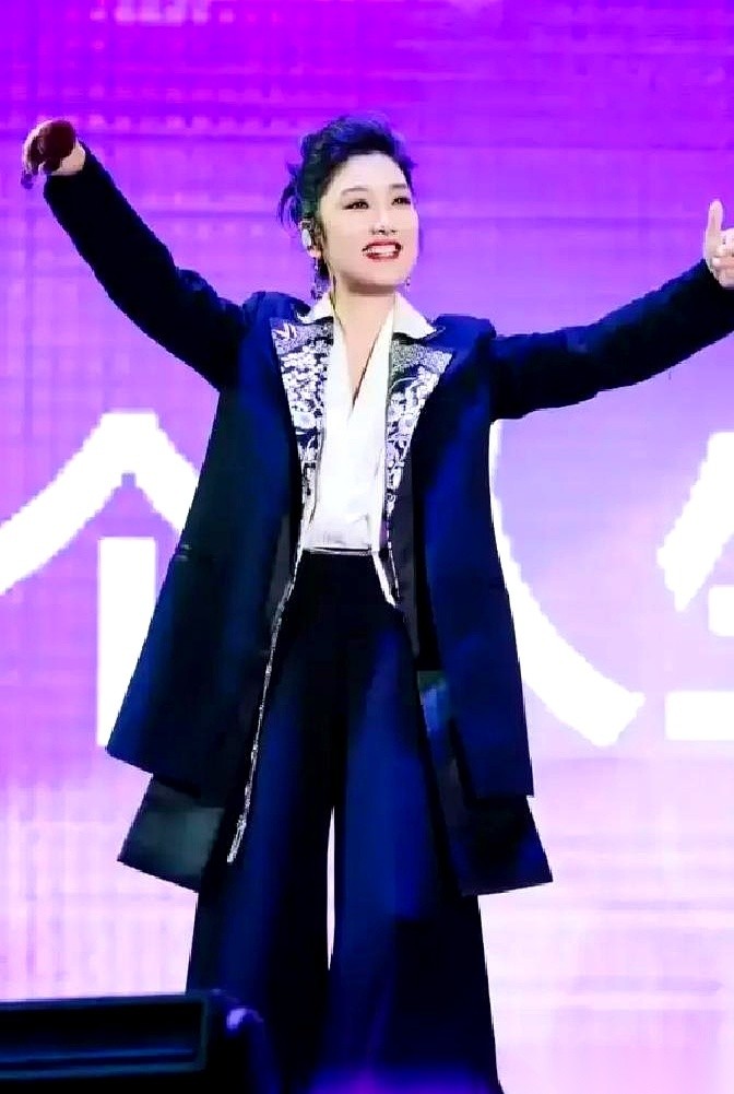 当年徐明朝想追玲花，第一个找去探口风的不是本人，而是搭档曾毅。
曾毅上下扫了一眼这个戴着眼镜、说话轻声细语的男人，当场摆了摆手：“她打小在草原跑惯了，喜欢硬朗的汉子，你趁早歇了吧。”
谁也没想到，这个被曾毅一句话判了死刑的书生，扭头就用最磨人的笨办法把人娶回了家。
徐明朝挨了当头一棒，没反驳也没套近
