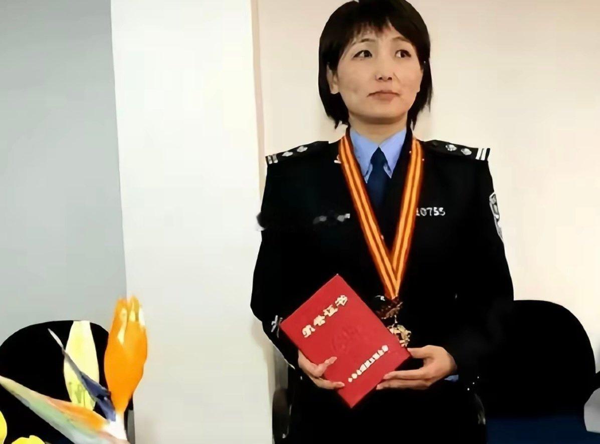 网传原杭州“女神探”聂海芬每月退休金高达两万余元，这一数额并无官方数据证实。
1965年出生聂海芬，一生制造无数冤案被评当代“女神探”，2014年她被行政记大过、免去大队长职务，但保留公职，可是这样的人最后活的比我们好一百倍。[泪]

#聂海芬退休金两万多# ​