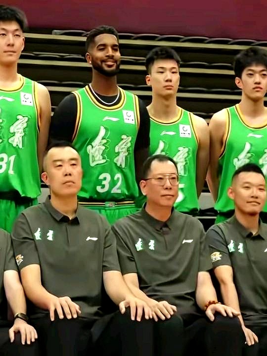 辽宁男篮这张大合影一出来，好家伙，变化是真不小。
四名外援一个没留，全换了，这手笔够狠的，摆明了是要推倒重来。

韩德君当了副总经理，这事儿挺有嚼头。

球员转型当领导，见的多了，可像大韩这种在队里威望顶了天、又赶上球队更新换代节骨眼上的，不多见。

那股子精神头儿，确实跟以前不太一样，感觉更团结，
