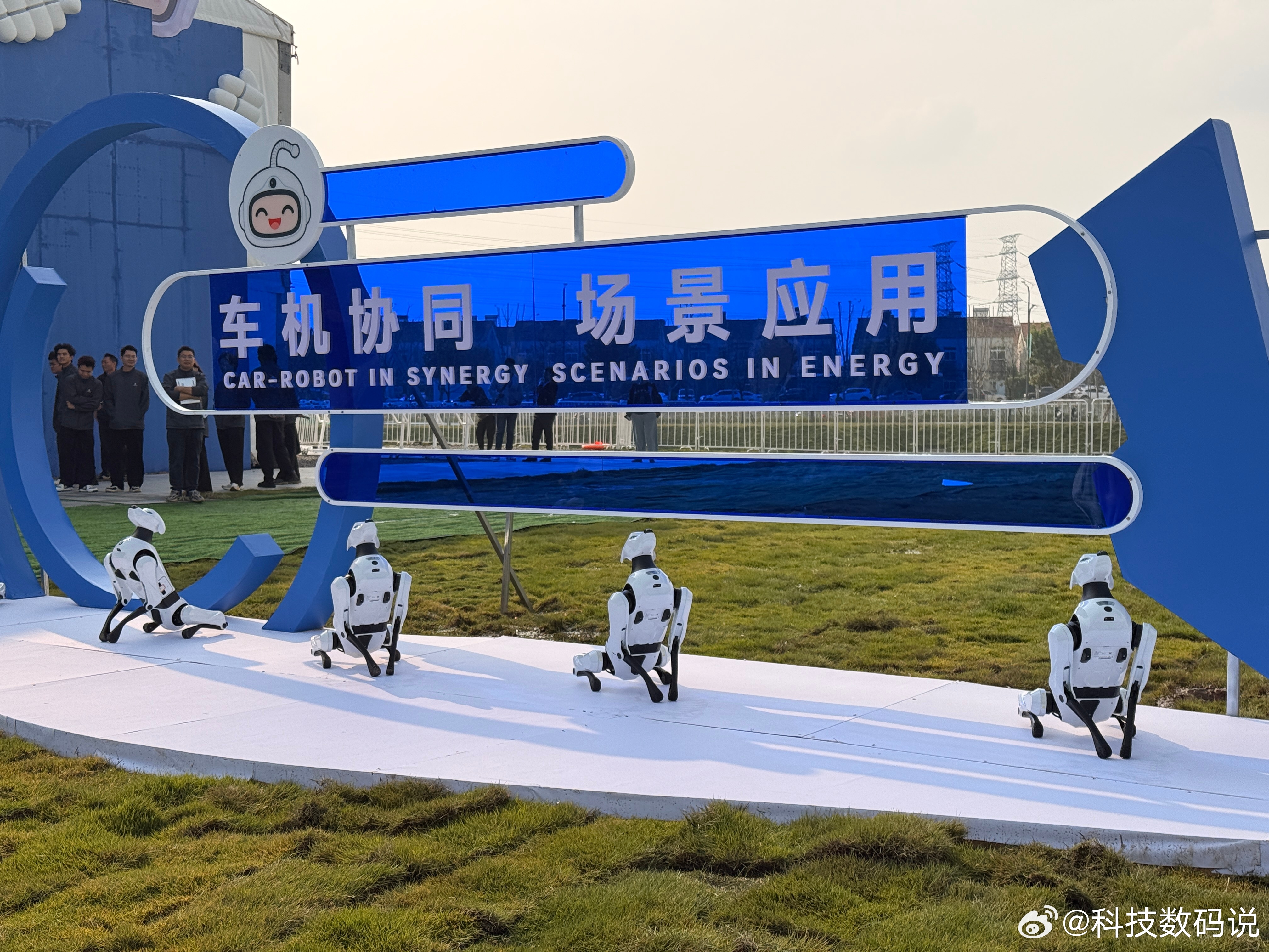 #2026墨甲机器人全球发布会# 今天，墨甲机器人国内外同时开启预售，定金99抵2999，还有延保、黑金VIP一系列权益，预定窗口到11.13

这次AiMOGA面向全球铺开的产品矩阵就像我昨天看到的，智能交通执勤机器人、服务接待人形机器人、四足户外伴行机器狗、智慧医疗导诊、面向家庭陪伴的墨宝MOBO，覆盖商用 ​