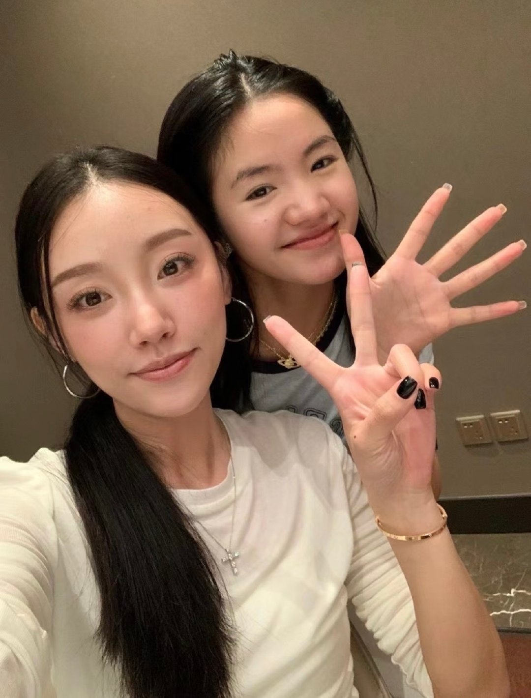 #李勒优嫂子Cathy被赞真心#
10月9日，李勒优在评论区亲自回应与嫂子Cathy“关系非常好”，网友翻出旧视频力挺嫂子“全家只有她真心”，而晋妈、崔晋账号近30天合计掉粉超15万 
看uu自己的社交平台之前也发过和嫂子的合照，两人关系应该还不错？ ​