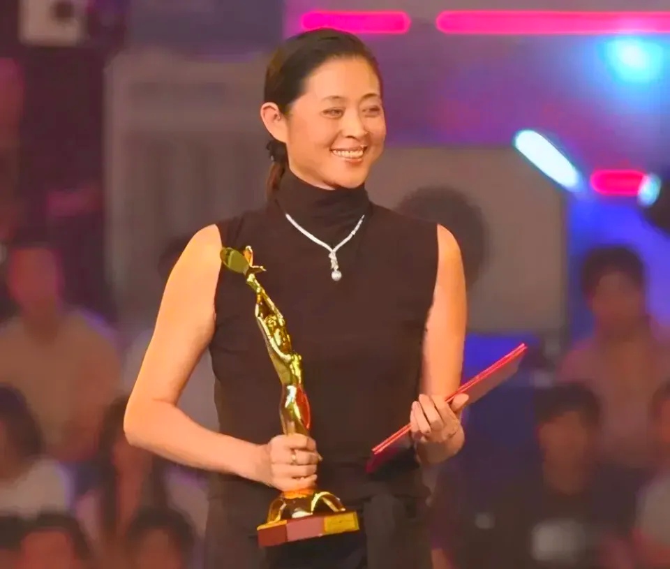 那年倪萍在金鸡奖上，直接把桌子掀了。
颁奖礼谢CCTV是规矩，她偏不。2013年她当评委，上台开口就是“我这几天心里特别难受”，全场瞬间死寂。她压根没恭喜谁，当场点名迟蓬、陶泽如，说这些演技派连提名都悬；又补刀，有些获奖者就赢一票，那一票搞不好就是运气。
台下陈凯歌、冯小刚坐着，没人敢吭声，空气都凝