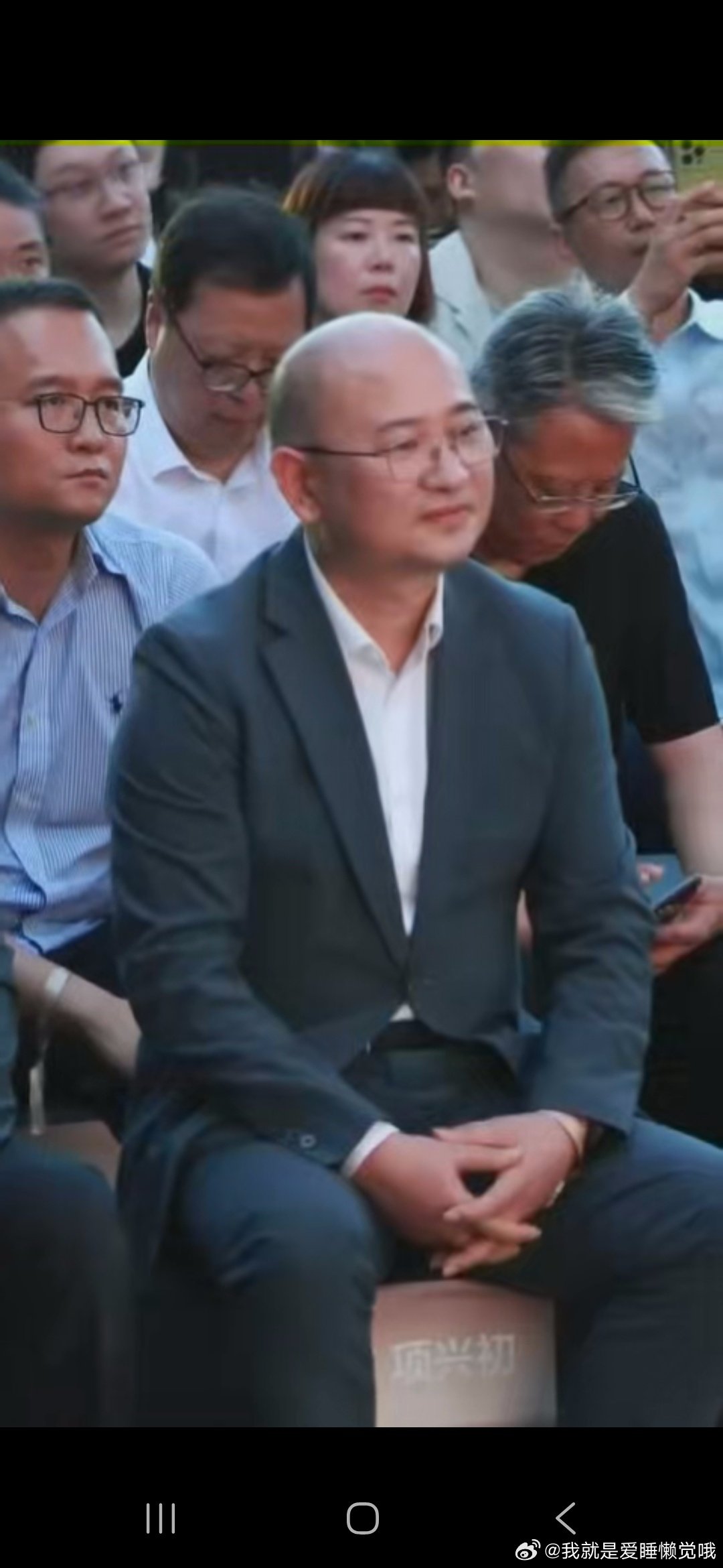 #余承东与一众大咖碰面畅聊##余承东上海交付新车# 尊界V800和V680正式开启交付，上市24小时大定就破3500台，国产豪车能拿到这样的成绩，属实很让人佩服，看得出来大家对国产高端车的认可度越来越高了。 ​