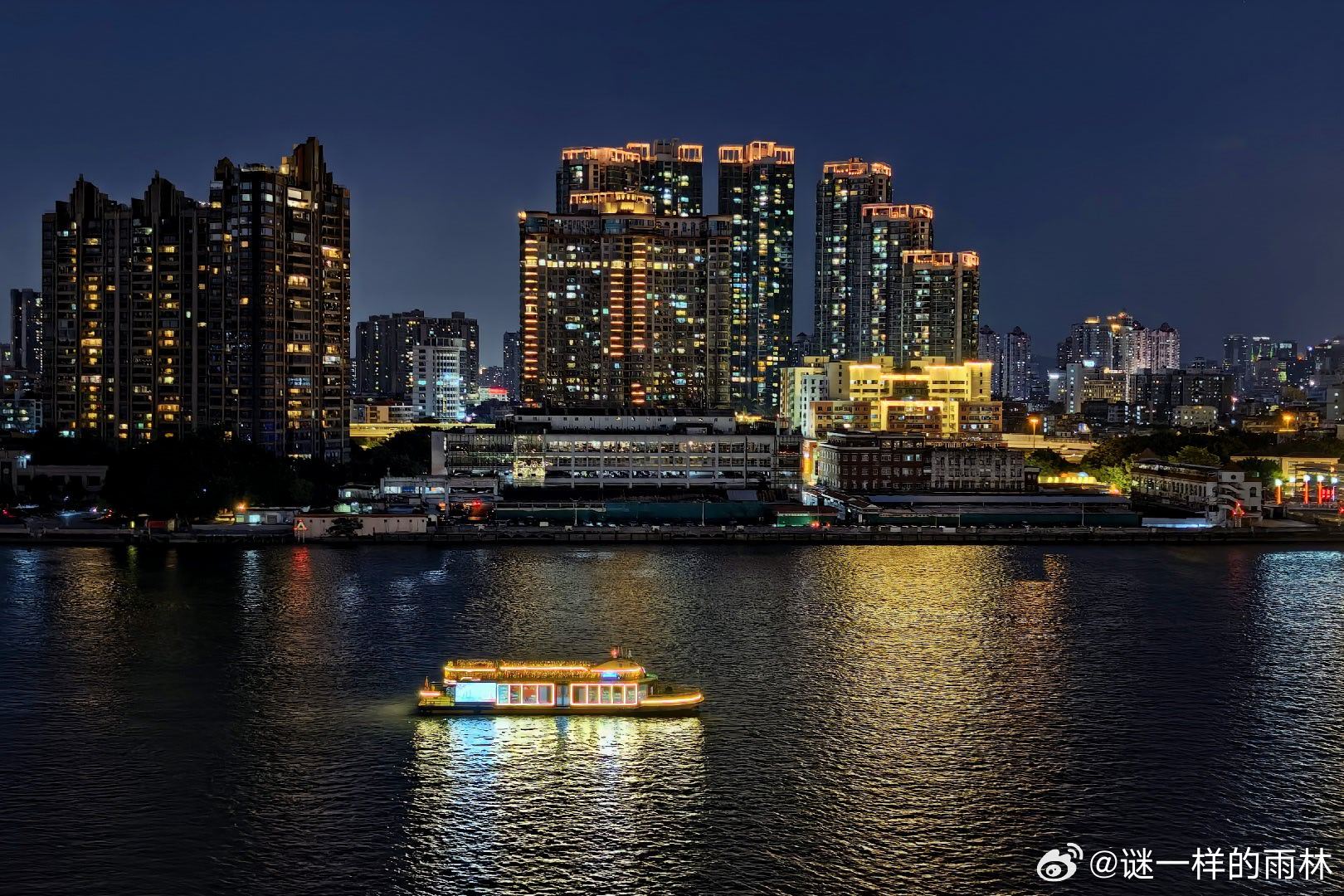鹅潭万象
百年洋楼镌刻岁月，现代建筑折叠光影，游船划破沉静的水面，灯火随波纹轻轻摇晃。老城的温存与新区的锋芒，都融在这片深蓝的夜里，一江流水，承载一城昼夜的浪漫。

#华为[超话]##花粉随手拍[超话]##手机摄影[超话]##旅游[超话]##旅行[超话]#  ​