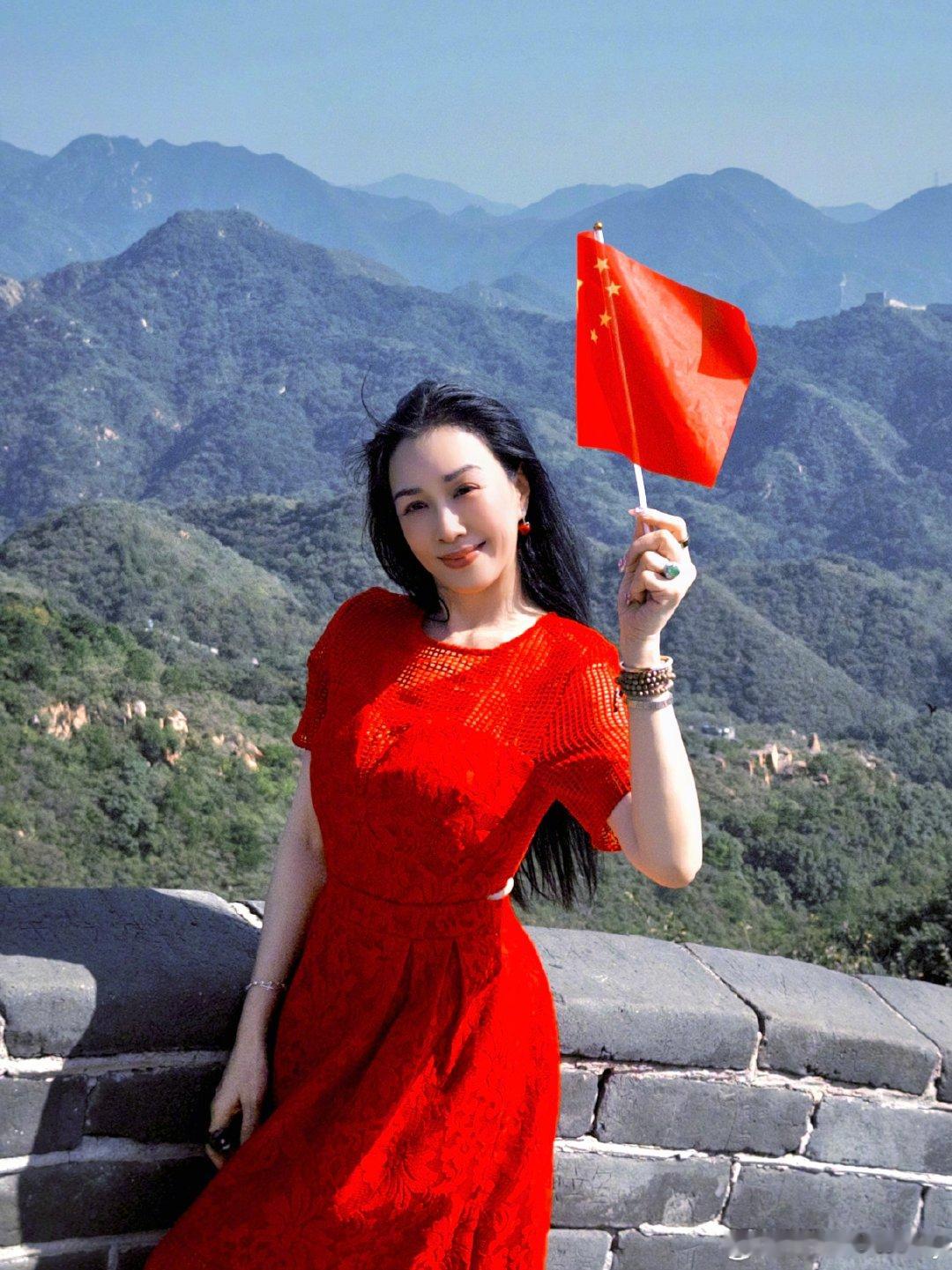 国庆快乐！🇨🇳
祝我们的祖国77岁生日快乐，越来越好！
也祝身边的每一位家人朋友，假期愉快、平安喜乐，想去的地方都能到达，心里的愿望都能实现～#钟丽缇##钟丽缇[超话]##国庆节# ​