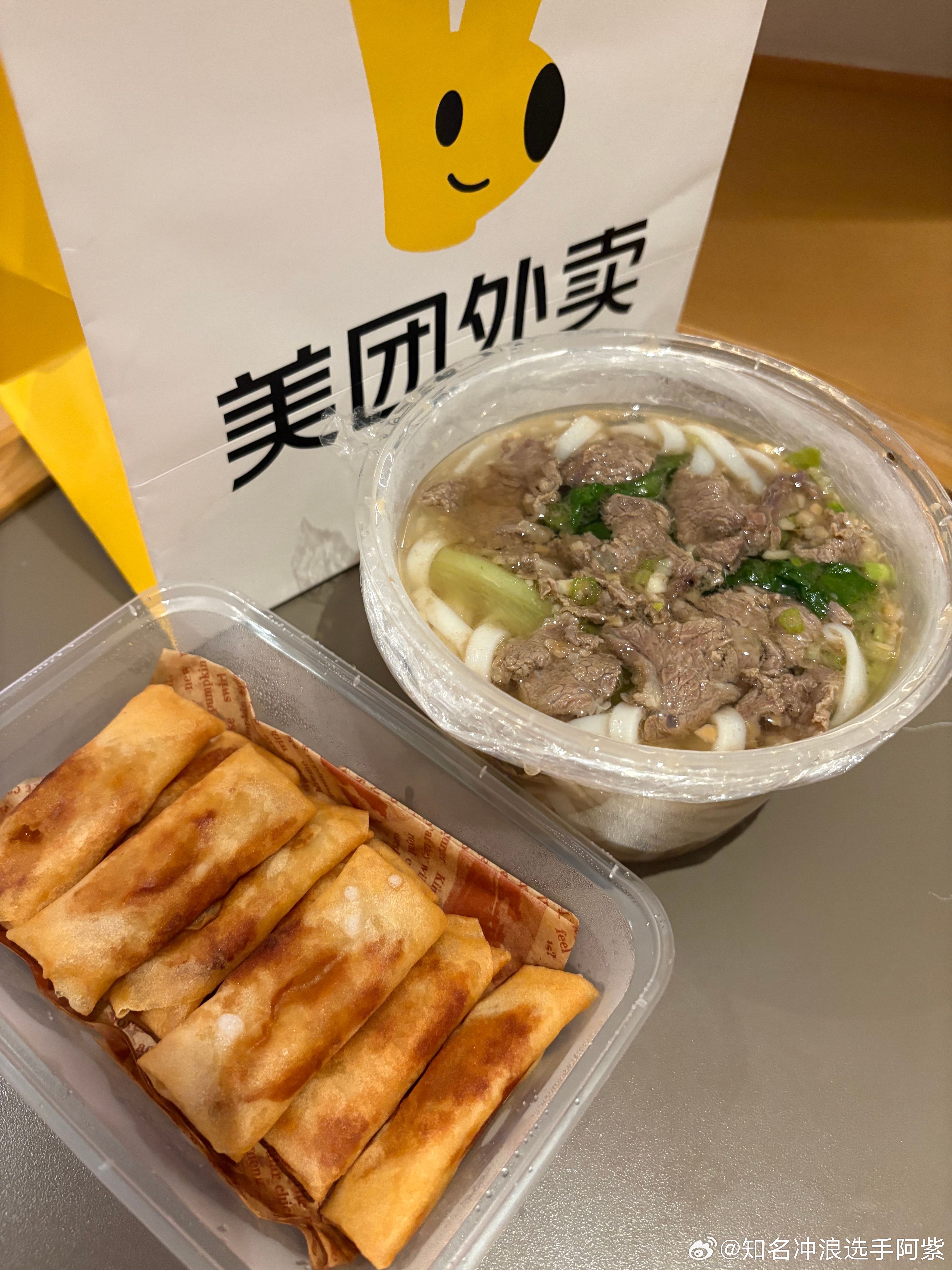 本来应该从从容容游刃有余，现在却在排队王餐厅门口匆匆忙忙连滚带爬😭排队王是必吃的，但这大长队能不能不排啊！还好冲浪速度够快，中途刷到了美团外卖排队王餐厅活动。果断放弃大长队，现在上美团外卖，点排队王餐厅，打卡各种本地排队王好店无需等位！！！还可以全城1对1急送。团子，你真的，我哭 ​