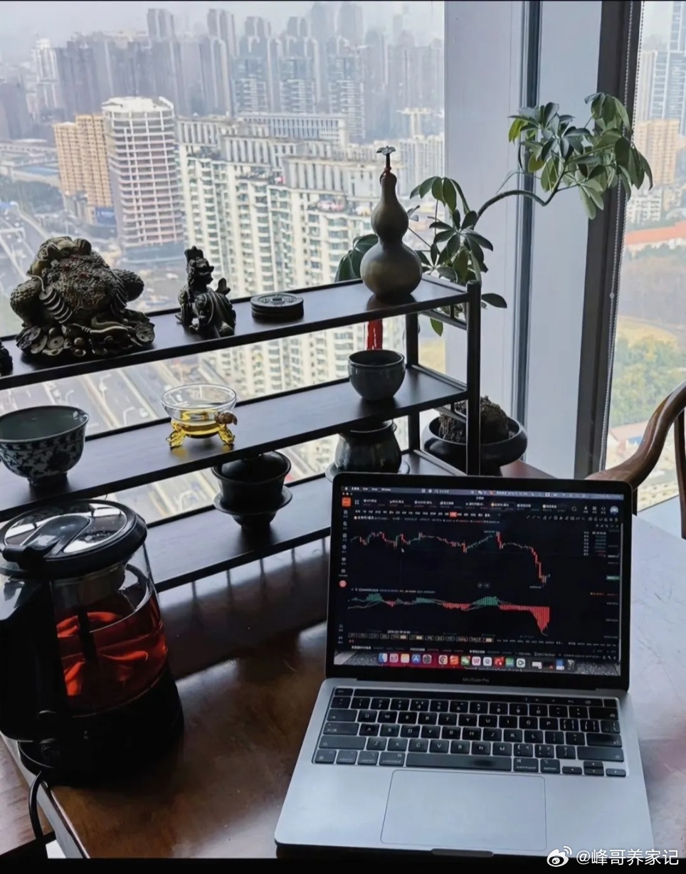 峰哥：外围科技继续狂飙大普涨！下周大盘指数走势大预判
 
外围科技继续狂飙大普涨！昨晚美股科技再度走强，存储美光大涨4个点，闪迪暴涨11个点，不少标的大涨十几个点，离历史新高越来越近，预计长假期间纳斯达克就有望刷新新高。
已经坐在半导体车上的朋友，不要轻易大减仓卖飞。我周三午评就提示， ​