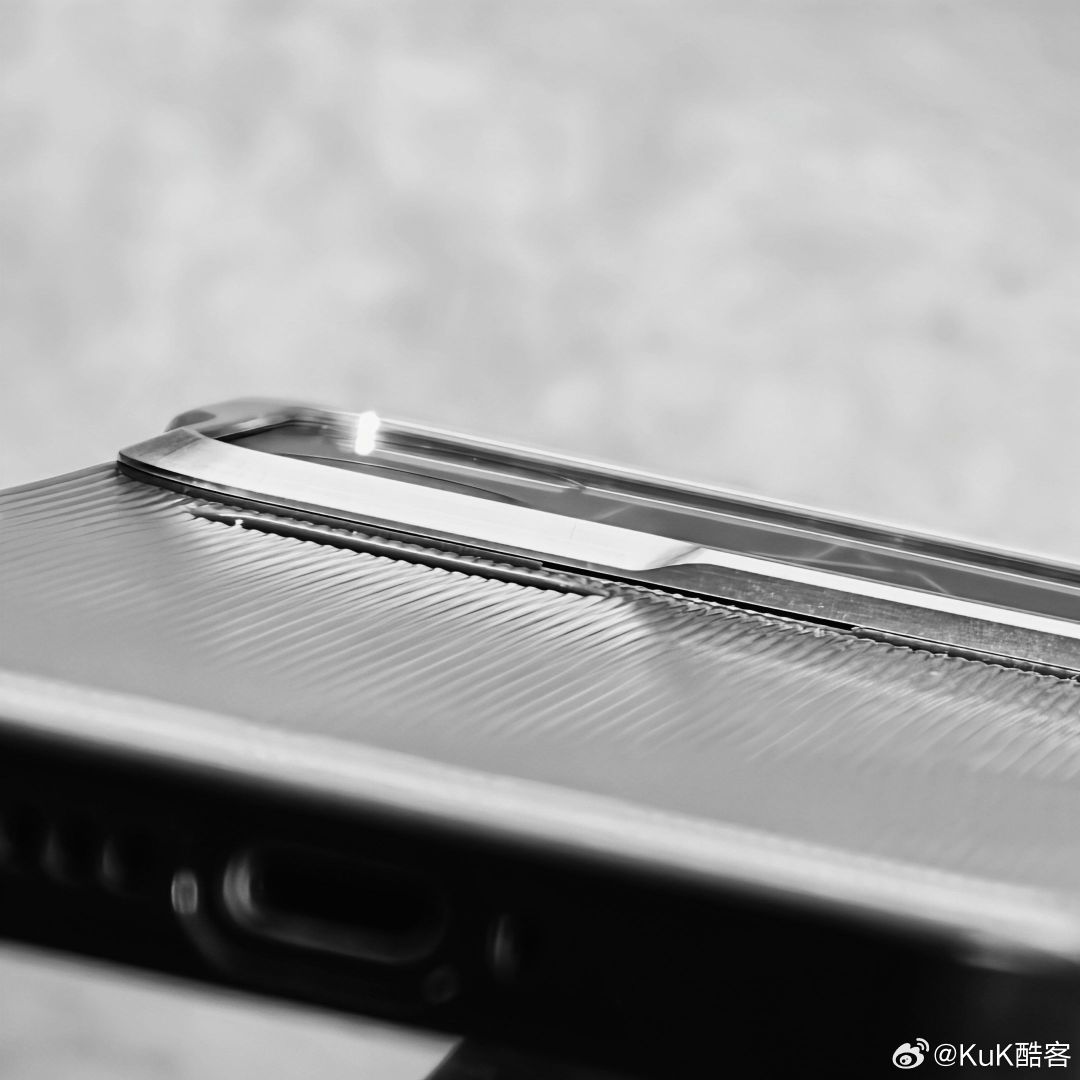 小米18pro轻薄PP壳率先试模🤔
#小米18pro系列# ​
