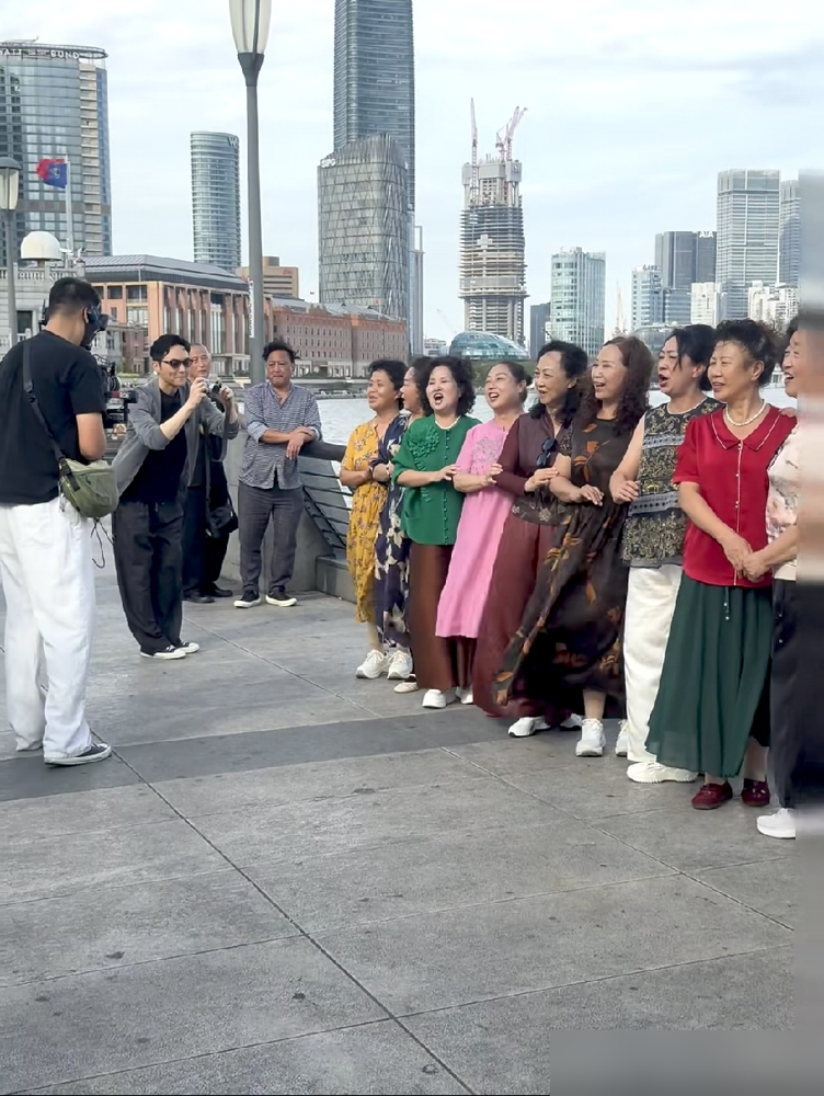 张智霖满头白发被拍到，网友说像卢海鹏，袁咏仪一句话炸了评论区。
她说，他真的是天然白了，他把青春都给了这个事业。当演员的很多事，都得独自去面对。
镜头前染黑头发装冻龄，下了戏白须白发根本不收拾。被偶遇不是像老头就是被认错，可皮肤紧得一点褶子没有。
说白了，不老男神是份工作，不是特权。你焦虑的那