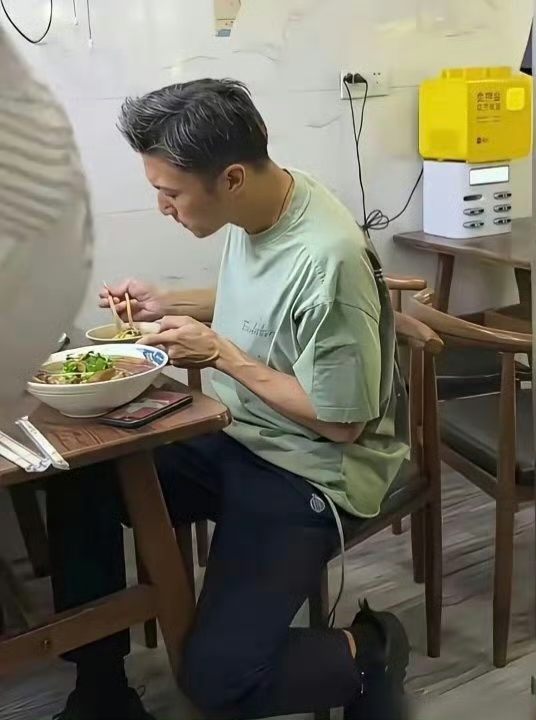 开完演唱会，卸下舞台上耀眼的装扮。谢霆锋就这么真实地去吃一碗面。

没有前呼后拥，不用精致摆盘，就像普通食客一样，安安静静享受人间烟火。他可是米其林级别的厨师啊！

所以，这也是谢霆锋的可爱之处，真实不做作！
明星