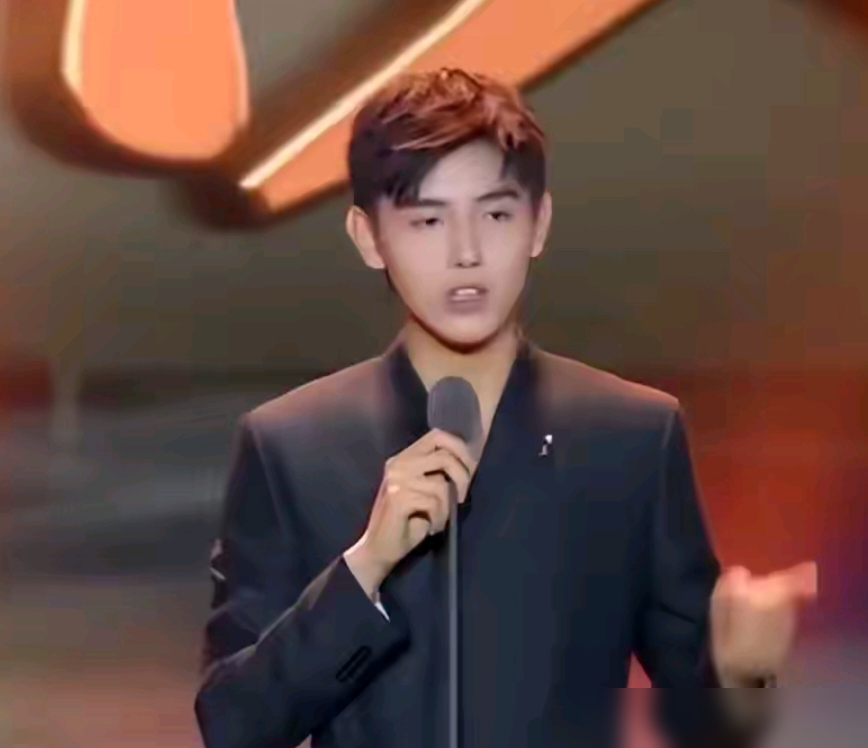 陈飞宇演了个反派，张口就是我最讨厌别人说我是谁的儿子。台词一出来，全网直接炸了。
太像了。他亲爹陈凯歌，这谁不知道？导演陈思诚吓得不轻，赶紧澄清：这词儿是原剧本就有，选角前还专门跟陈导报备过。
可观众不买账，就等着看他演成什么样。结果张译说魔鬼那段是真魔鬼，马丽原话是演技炸了。陈飞宇自己在路演上