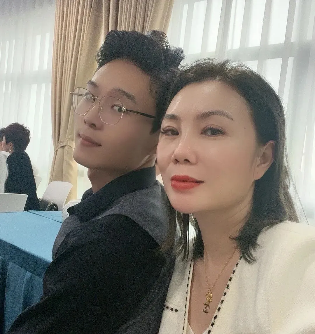 千万粉丝博主张凯毅公开宣布，已经和艺术家丈夫离婚，孩子抚养权归她自己。曾经轰动全网的求婚黄金凤冠，没能留住这段婚姻。
 
两个人当初结婚的时候，很多人都很看好他们。男方亲手打造四斤重的黄金凤冠求婚，这场浪漫的仪式，当时吸引大量网友关注。恋爱，求婚，结婚，生子，整个过程都展现在大众眼前，大家都以为这是