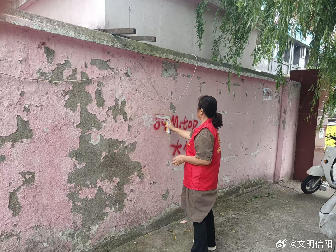 【好人好事】68岁，她把居民的事跑成了自己的“家事”丨桑榆正好

 “我的电话，网格内的居民基本上都知道，他们有啥事都会第一时间打电话给我。”68岁的朱志华说话爽利。退休前，她是原三五八厂的职工；退休后，从居民楼栋长到网格协管员，再到专职网格员，身份变了三回，不变的是居民对她的信任和依 ​
