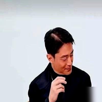 看到46岁霍建华的无修生图，网上一片叹息，说当年棱角分明的白月光，如今也扛不住皮肉下垂，显出老态了。

可嘲讽声还没散，人家转手就在《急诊室的奇蹟》里挑大梁，穿起白大褂演急诊部副主任周承俊。

内娱习惯了给男演员层层叠滤镜、打针拉皮，恨不得半百年纪还顶着一张毫无纹理的假面。霍建华倒好，既不租专属房车