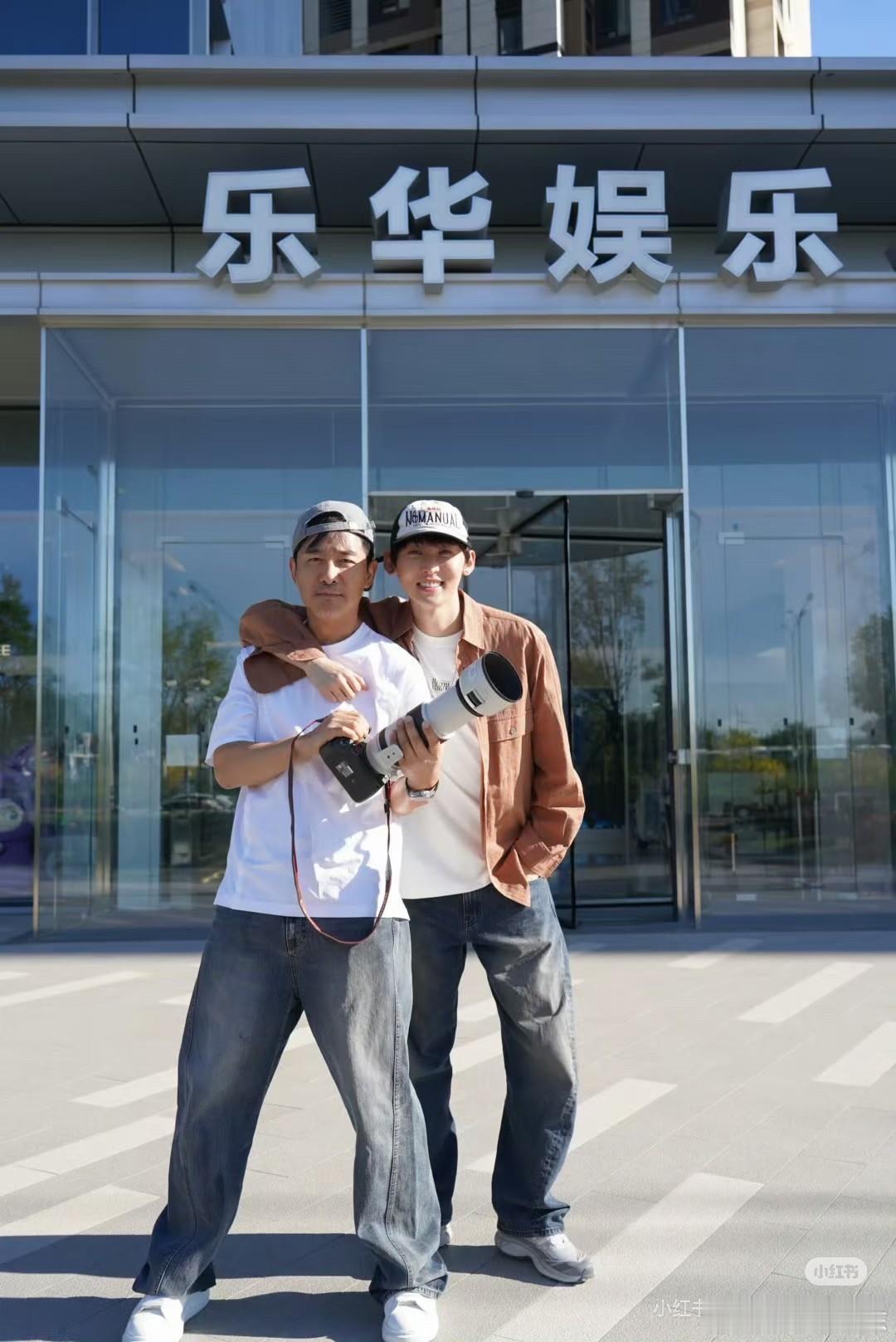 51岁的郭晓东，被俩二十多岁的流量弟弟打包带去“上班”了。
先是被姚琛拽进JYP大楼，正儿八经练舞、学粤语，还每天吃减脂餐。没过几天，又被唐九洲拐去乐华打卡，俩人以“训练生东东和啾啾”的名头合影，玩得跟真事儿一样。
最好笑的是直播连线，唐九洲直接挖坑：“JYP好还是乐华好？”郭晓东愣了一秒，稳稳