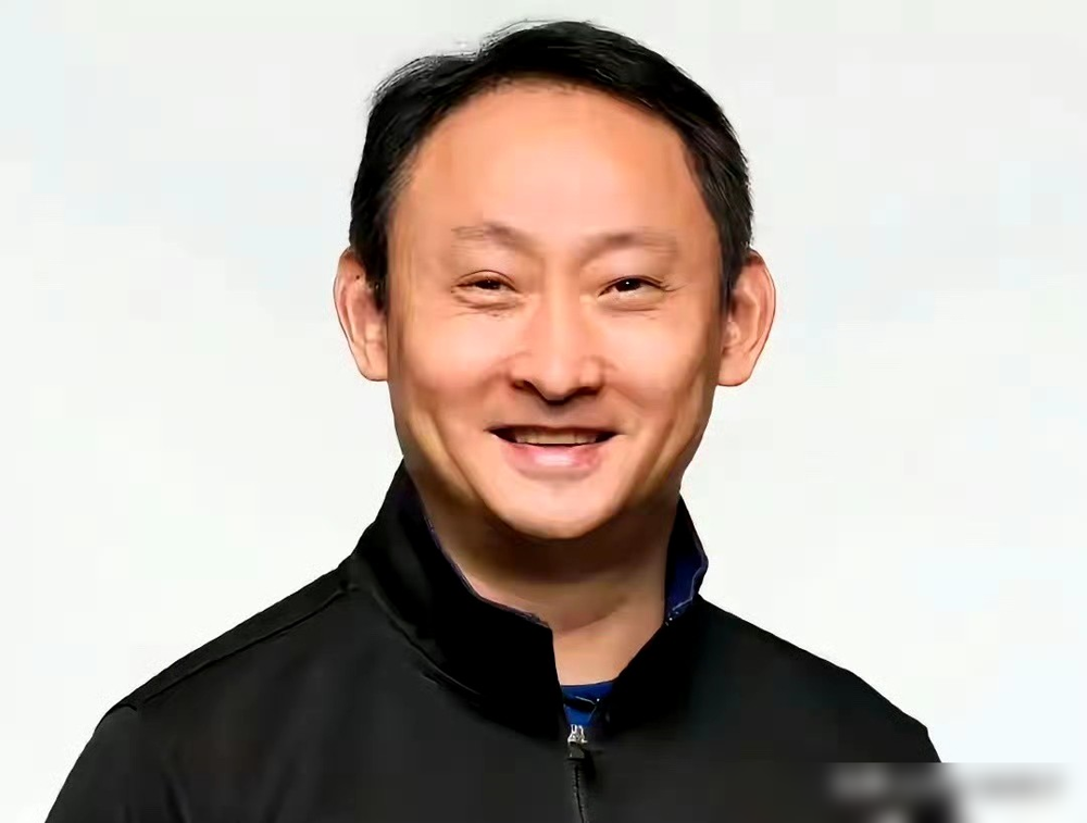 妹妹当场痛哭，哥哥爆冷出局，张本家的乒乓球梦，一夜之间碎了。
赛后，18岁的张本美和哭到说不出话，承认被王曼昱完败，说自己的实力还差得太远，只能回去苦练。
哥哥张本智和，世界排名第4，却输给了排名300开外的伊朗老将，赛后他一个劲摇头，坦言这也是一场几乎完败。
兄妹俩太像了，输了球，不找任何借